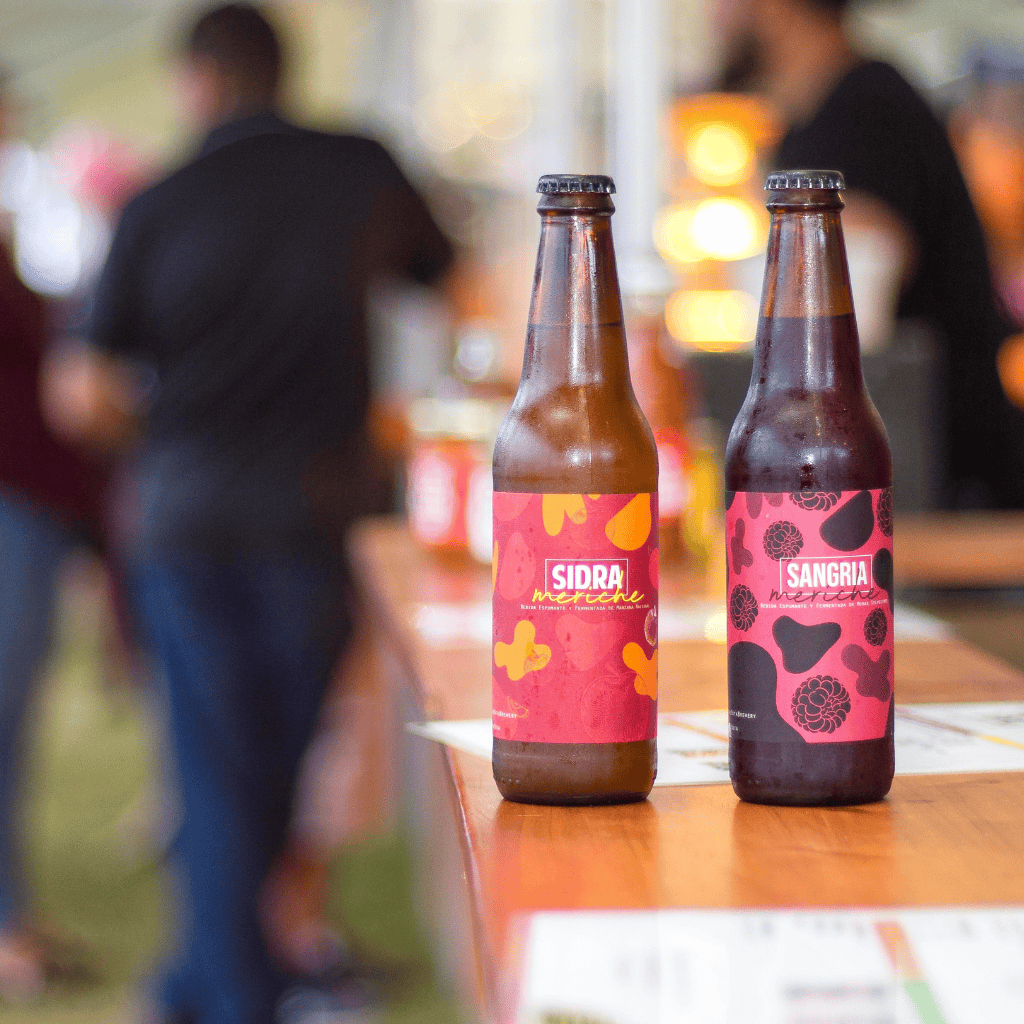 Hier Foto von der Maschine, die das Material für die Kissen zerkleinert